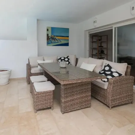 Charming 2 Bedroom Trocadero Arena Area