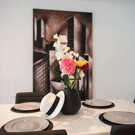 Charming 2 Bedroom Trocadero Arena Area Apartman *