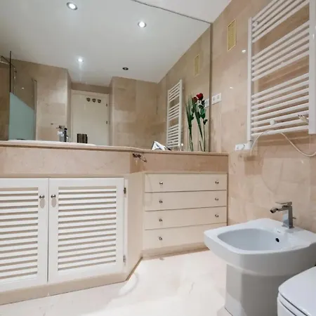 Charming 2 Bedroom Trocadero Arena Area Apartamento